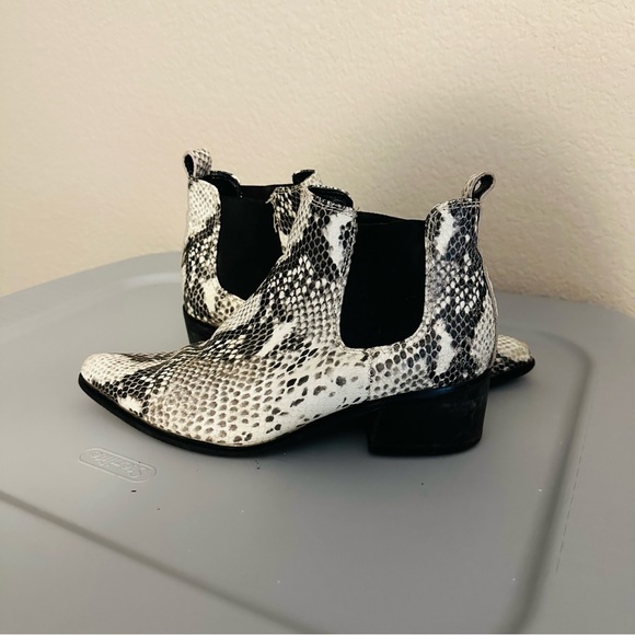 Blondo Emelia Snake Print Waterproof Ankle Chelsea Boots Size 7 - Picture 2 of 8